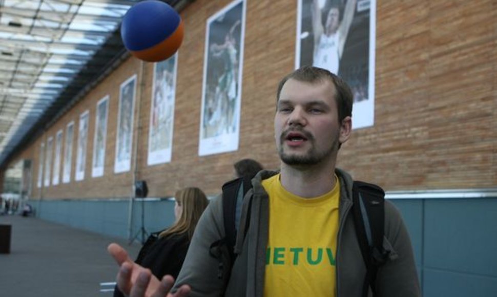 Lietuvos vyrų krepšinio rinktinės fotografo Tomo Tumalovičiaus parodos atidaryme dalyvavo ne tik rinktinės sirgaliai, tačiau ir patys krepšininkai.