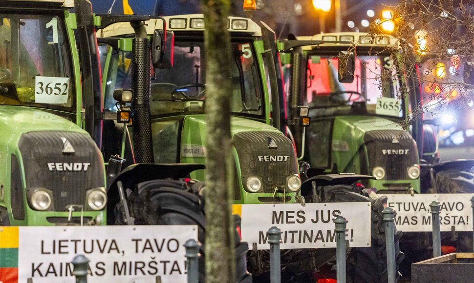Ūkininkų protesto i&scaron;vakarėse Gedimino prospekte i&scaron;rikiuota žemės ūkio technika