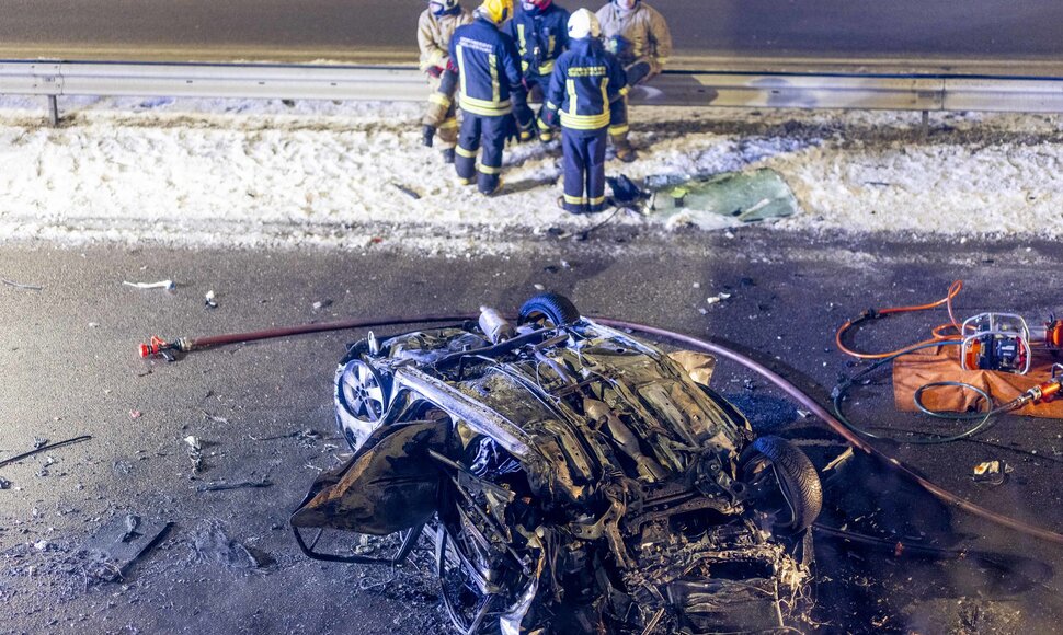 Vilniuje užsiliepsnojo į tiltą atsitrenkęs automobilis