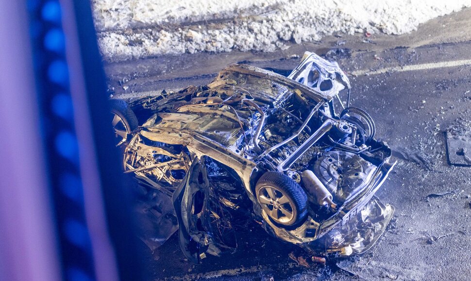 Vilniuje užsiliepsnojo į tiltą atsitrenkęs automobilis
