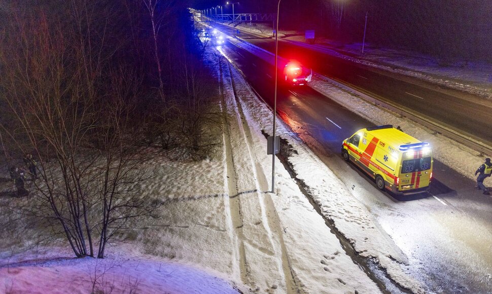 Vilniuje užsiliepsnojo į tiltą atsitrenkęs automobilis