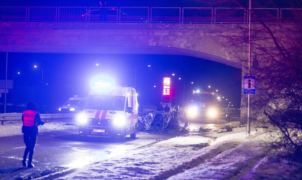 Vilniuje užsiliepsnojo į tiltą atsitrenkęs automobilis