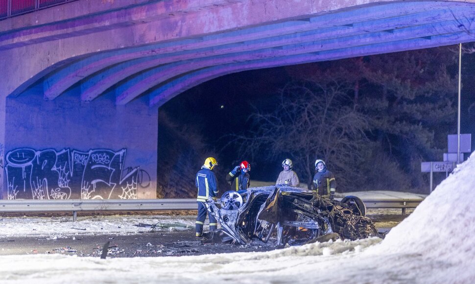 Vilniuje užsiliepsnojo į tiltą atsitrenkęs automobilis