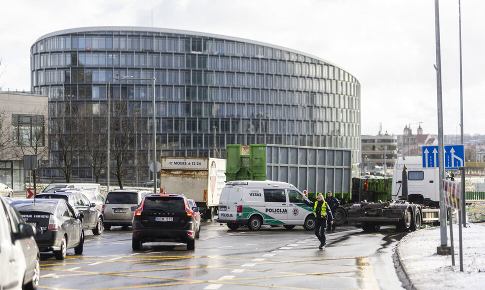 Judriausioje Vilniaus gatvėje nuvirto &scaron;iuk&scaron;liavežė