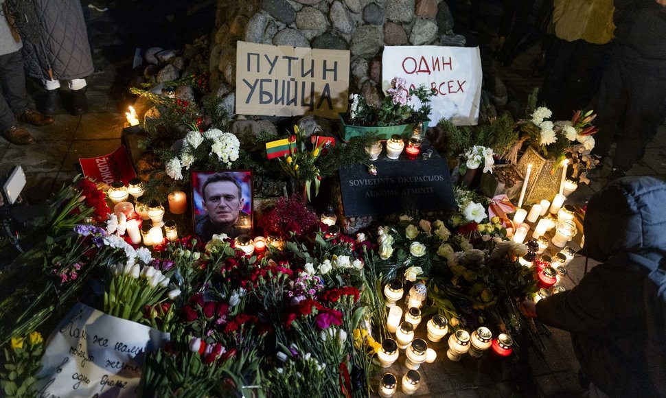 Žmonės rinkosi prie KGB muziejaus pagerbti Aleksejaus Navalno