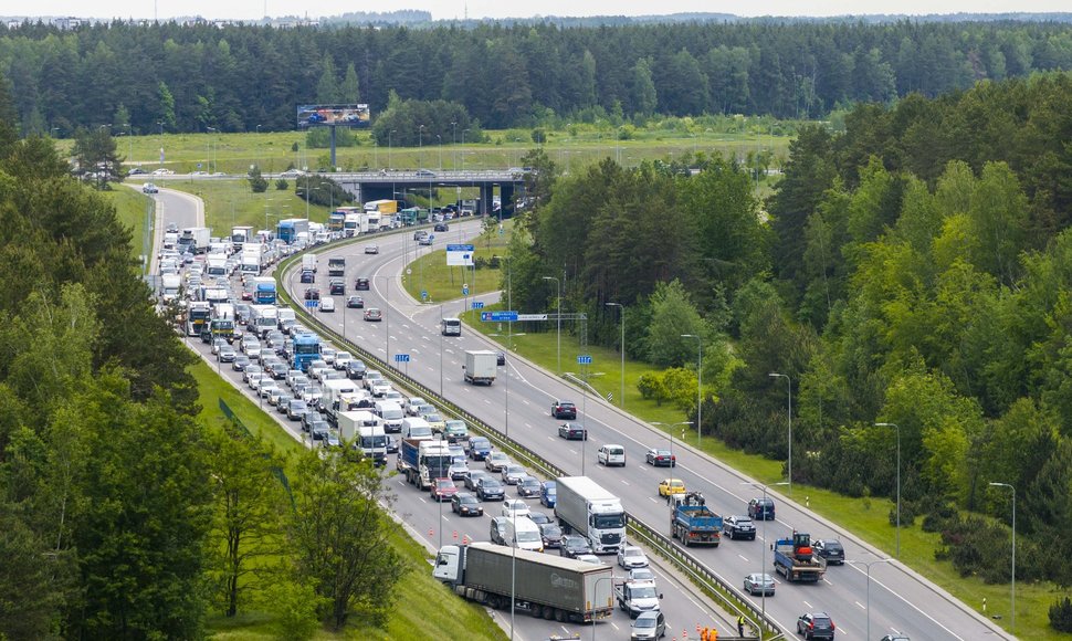 Dėl sunkiasvorio automobilio avarijos Vakariniame aplinkkelyje kilo eismo spūstys