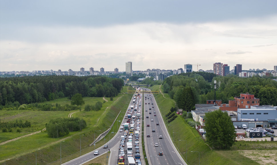 Dėl sunkiasvorio automobilio avarijos Vakariniame aplinkkelyje kilo eismo spūstys