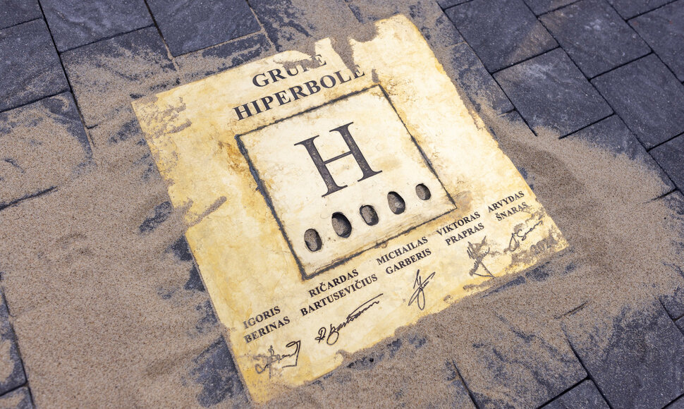 Nidos Šlovės take įamžinti „Hiperbolės“, Kastyčio Kerbedžio, Ingos Valinskienės ir Gintaro Zdebskio delnų atspaudai.