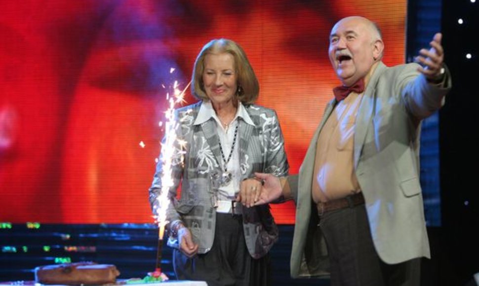 Muzikinio humoro šou „Nr.1“ laidos filmavimo metu pasveikintas  67-ojo gimtadienio sulaukęs maestro Donatas Katkus.