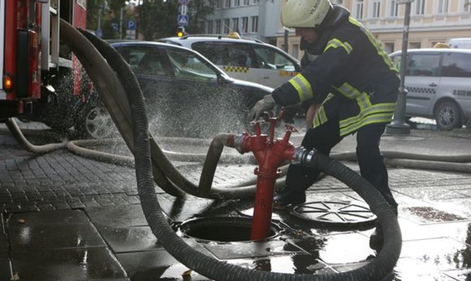 Ugniagesių pratybos penktadienio rytą Vilniaus centre sukėlė nerimo sostinės gyventojams.