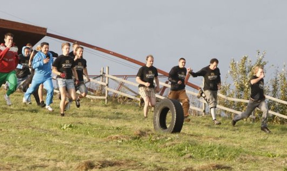 Penktadienio pavakare nuo Liepkalnio kalno lenktyniaudami leidosi pirmojo „rato nuo kalno“ ridenimo konkurso dalyviai, kovoję dėl naujų padangų savo automobiliui.