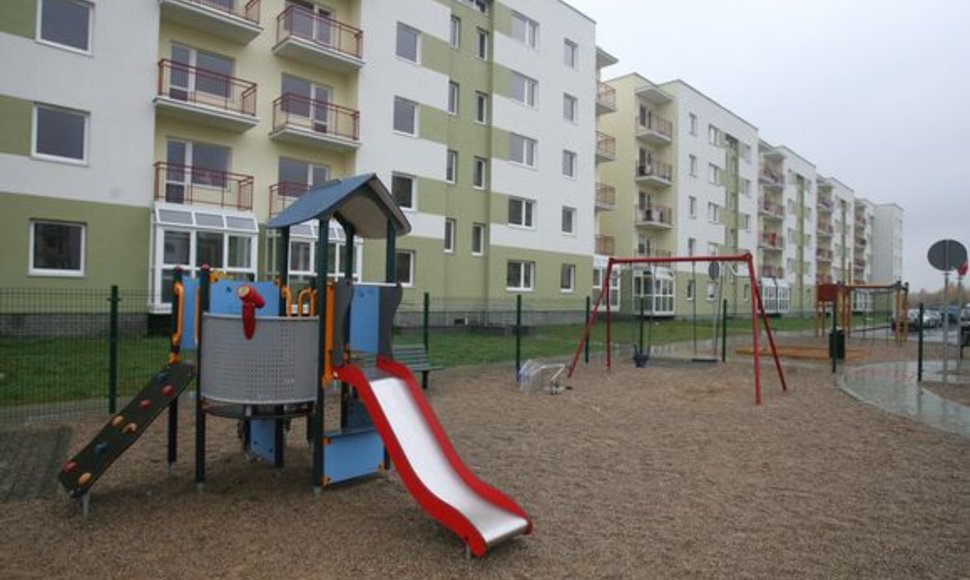Vilniaus miesto savivaldybė baigia išdalinti visus savo turimus socialinius butus: pirmadienio popietę butų raktai įteikti 5 socialiai remtinoms šeimoms ir vienai tremtinei.