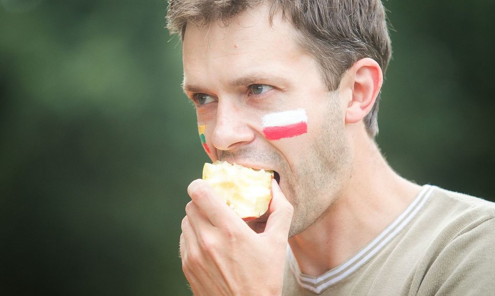 Andrius Tapinas prie Rusijos ambasados valgė lenkiškus obuolius.