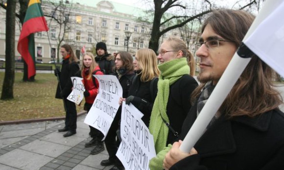 Penktadienį didžiuosiuose miestuose prieš Lietuvos dalyvavimą pabėgėlių iš trečiųjų šalių perkėlimo programose protestavo nedidelės patriotiškai nusiteikusių jaunuolių grupelės.
