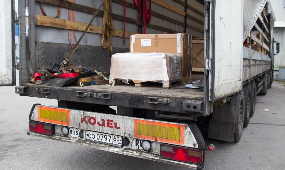 Krovinys perkrautas į vilkiką su rusiškais numeriais.