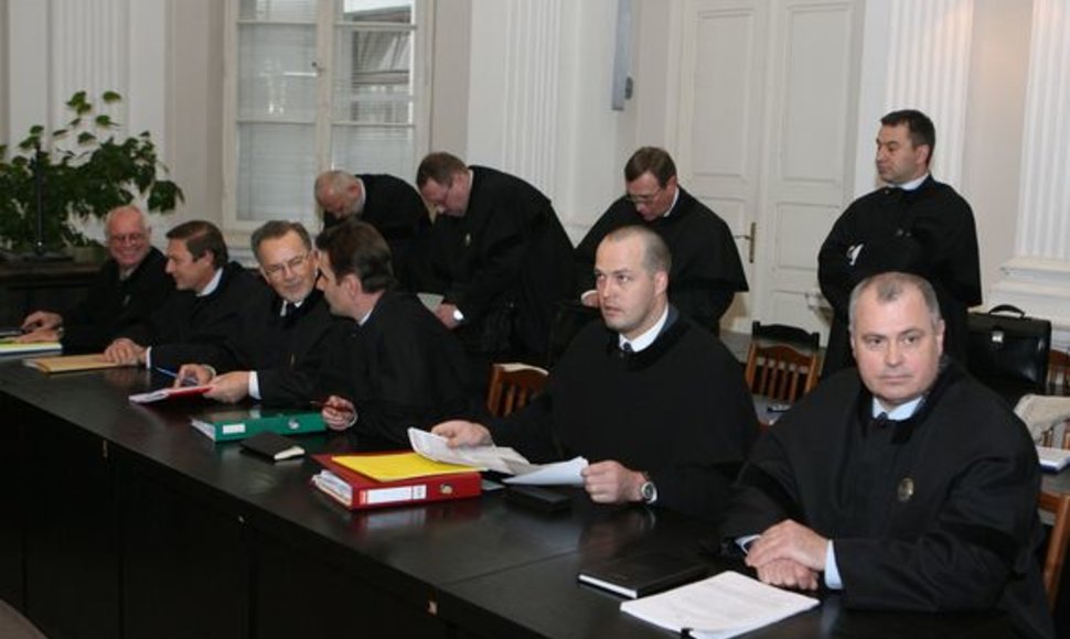 Vilniaus apygardos teismas 2009 lapkričio 23 dieną mėgino atversti vadinamąją korupcijos Trakų rajono savivaldybėje bylą, kurioje figūruoja ir žinomų politikų pavardės, ir nusikalstamo pasaulio įžymybės Narkušos pravardė.