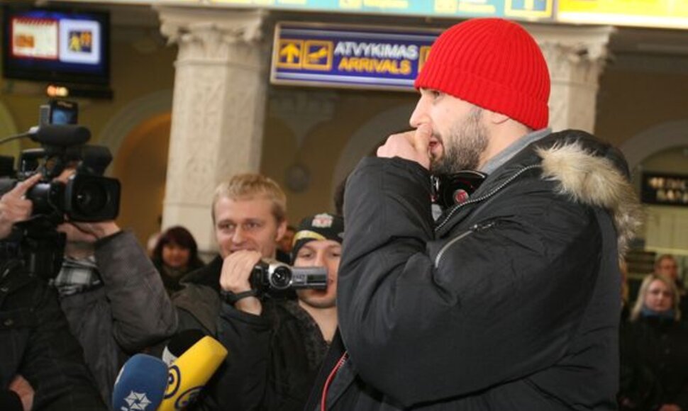 Geriausias 2009 metų Lietuvos krepšininkas Linas Kleiza antradienį kartu su Pirėjo „Olympiacos“ (Graikija) komanda nusileido Vilniaus oro uoste. Lietuvis, kaip ir kiti prie šalčių nepratę Graikijos klubo žaidėjai, gūžėsi nuo atšiaurių oro sąlygų.