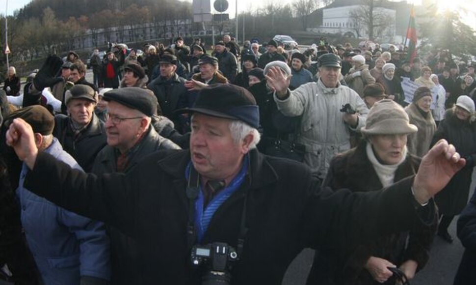 &Scaron;e&scaron;tadienį prie Vilniaus koncertų ir sporto rūmų susirinko mitinguotojai, reikalaujantys panaikinti, jų manymu, Lietuvoje įsigalėjusią oligarchiją.