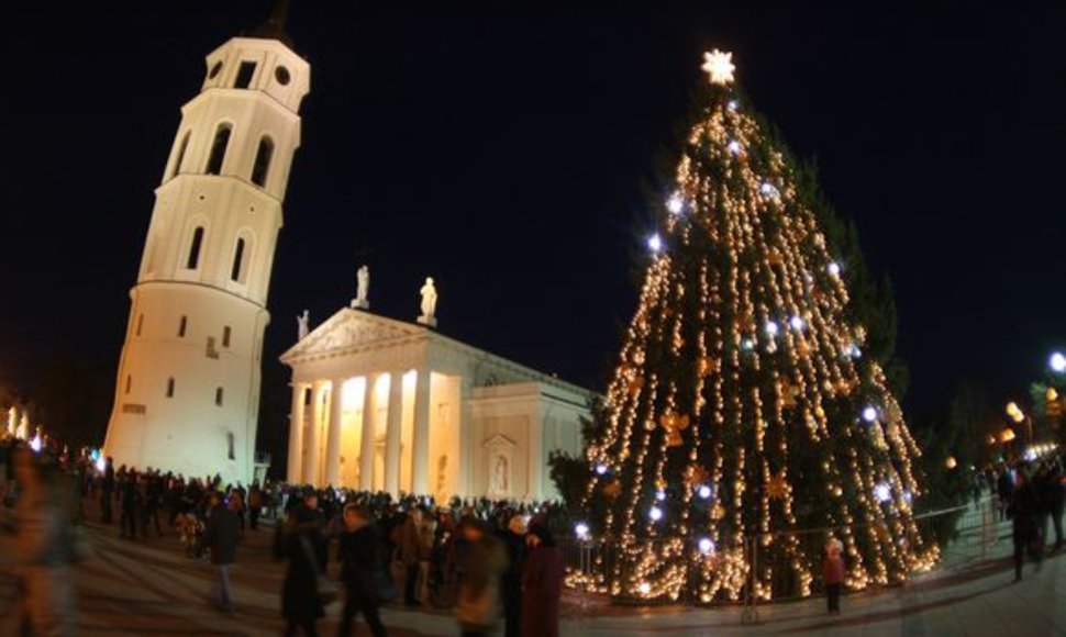 Šeštadienio vakarą Vilniuje šimtais švieselių sužibo Kalėdų eglės Rotušės ir Katedros aikštėse. 2009 m.