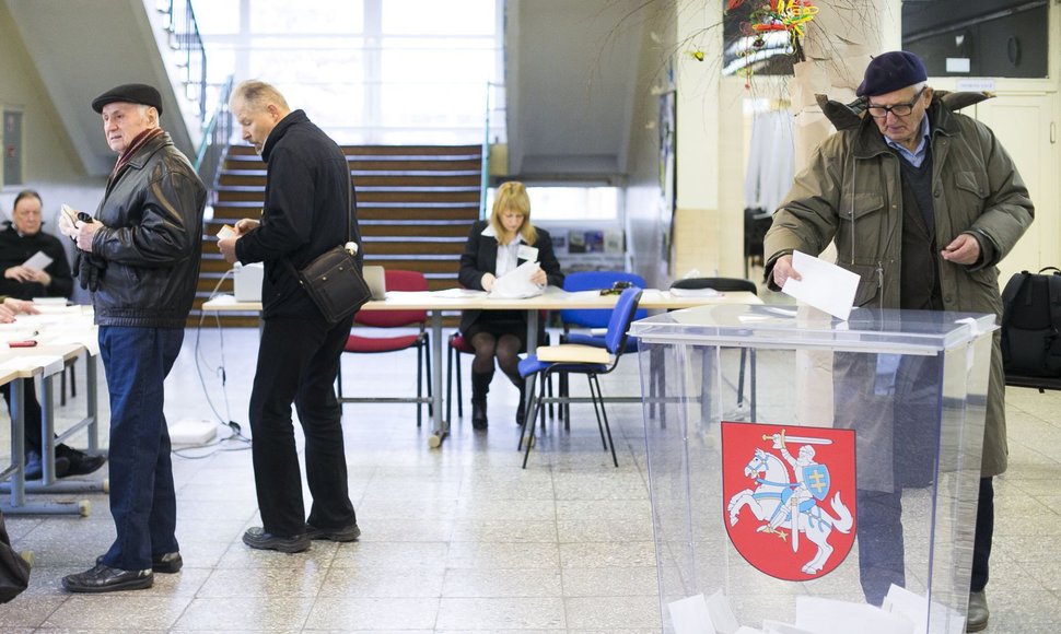 Lietuvoje prasidėjo savivaldų rinkimai – žmonės plūsta į rinkimų apylinkes.