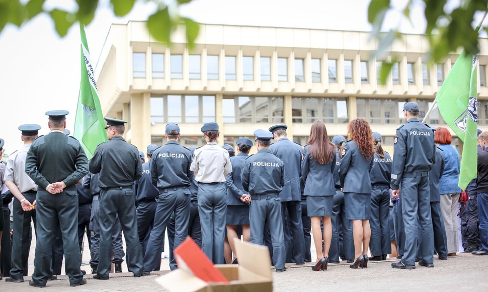 Prie Seimo vyko įspėjamoji statutinių pareigūnų protesto akcija.