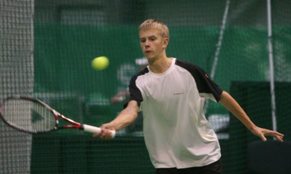 Lukui Mugevičiui Lietuvos teniso rinktinėje vadovaus jo tėvas Rimvydas Mugevičius.