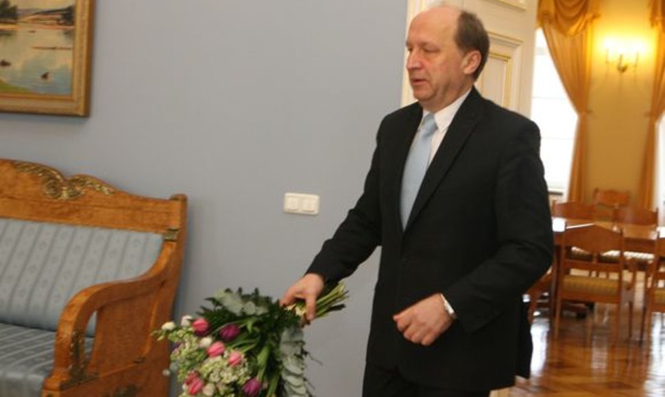 Prezidentę su 54-uoju gimtadieniu pasveikinę A.Kubilius ir I.Degutienė įteikė gėlių puokštes bei knygą. 
