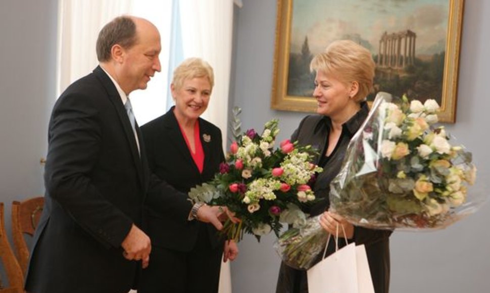 Prezidentę su 54-uoju gimtadieniu pasveikinę A.Kubilius ir I.Degutienė įteikė gėlių puokštes bei knygą. 