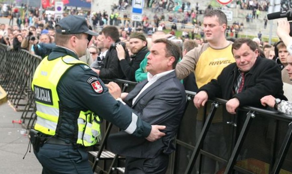 Seimo nariai veržiasi pro policininkus