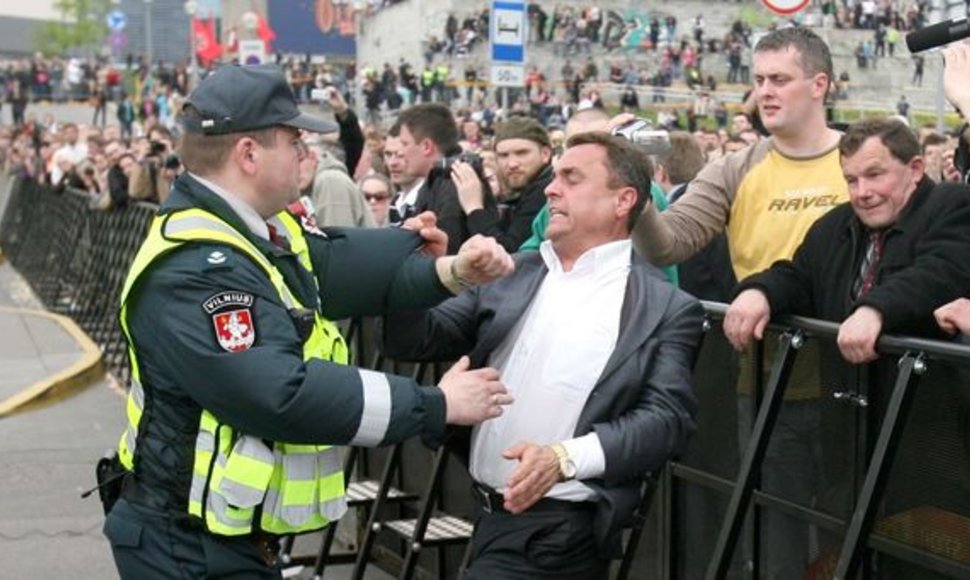 Seimo nariai veržiasi pro policininkus