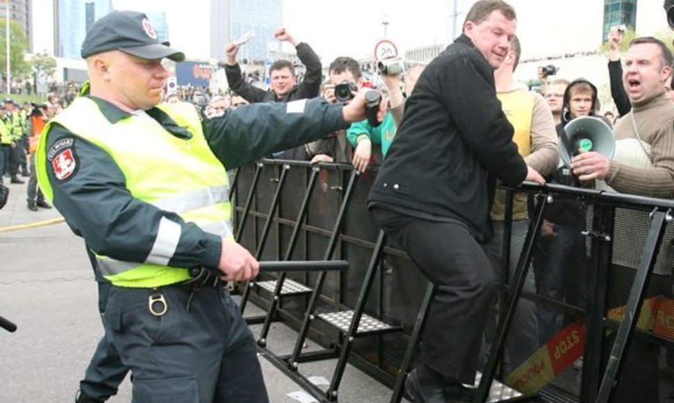 Seimo narys Kazys Uoka veržiasi pro policininkus