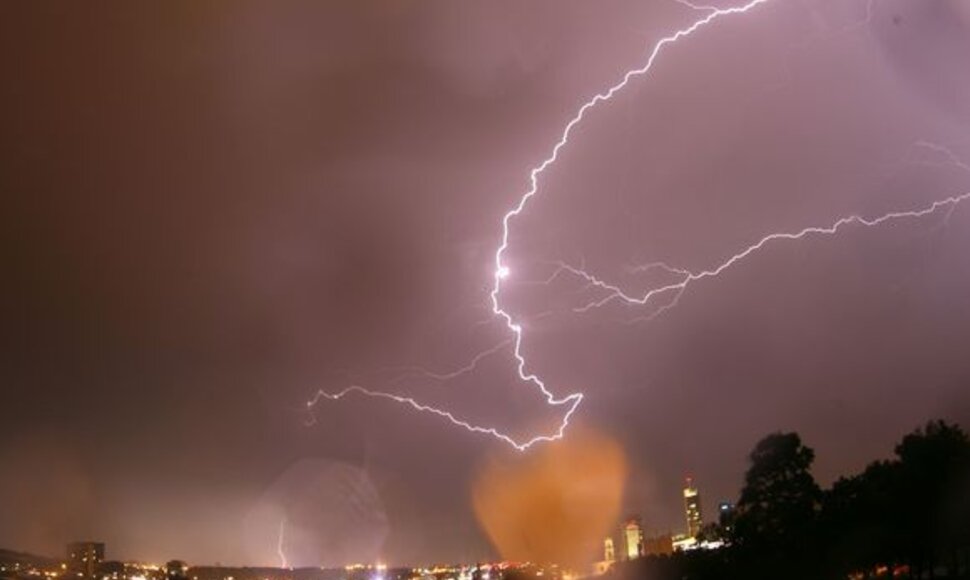 Sostinėje ketvirtadienio vakarą stipriai žaibavo ir lijo 