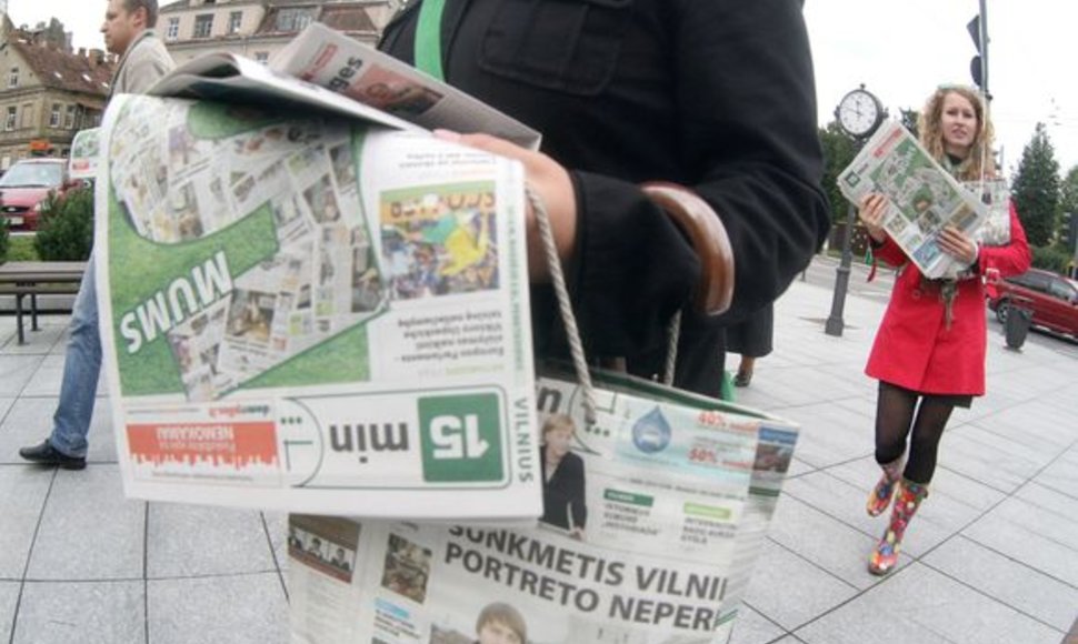 Vilniaus „15min“ komanda 5-ojo gimtadienio proga dalijo laikraščius, saldainius ir šypsenas.