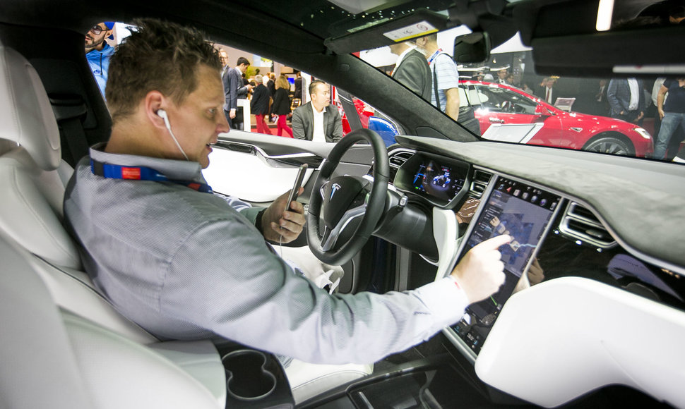 „Tesla Model X“ krosoveris Paryžiaus automobilių parodoje