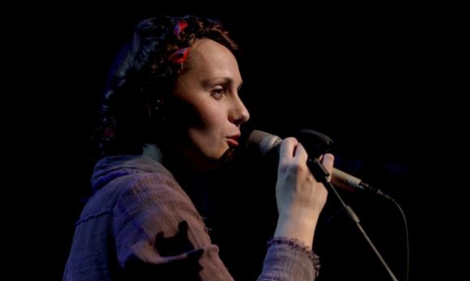 Aistė Smilgevičiūtė ir grupė „Skylė“ gerbėjams pristatė albumą „Broliai“.