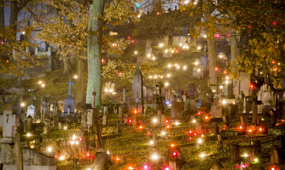 Rasų kapinėse Vėlinių žvakių &scaron;viesa traukia smalsuolius