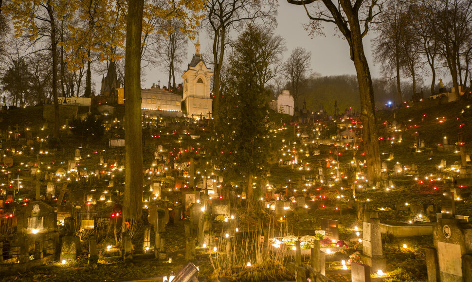 Rasų kapinėse Vėlinių žvakių &scaron;viesa traukia smalsuolius