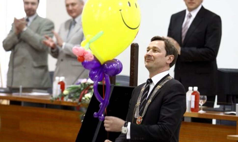Dvi savaites jau dirbančiam merui Artūrui Zuokui įteiktos mero regalijos. 