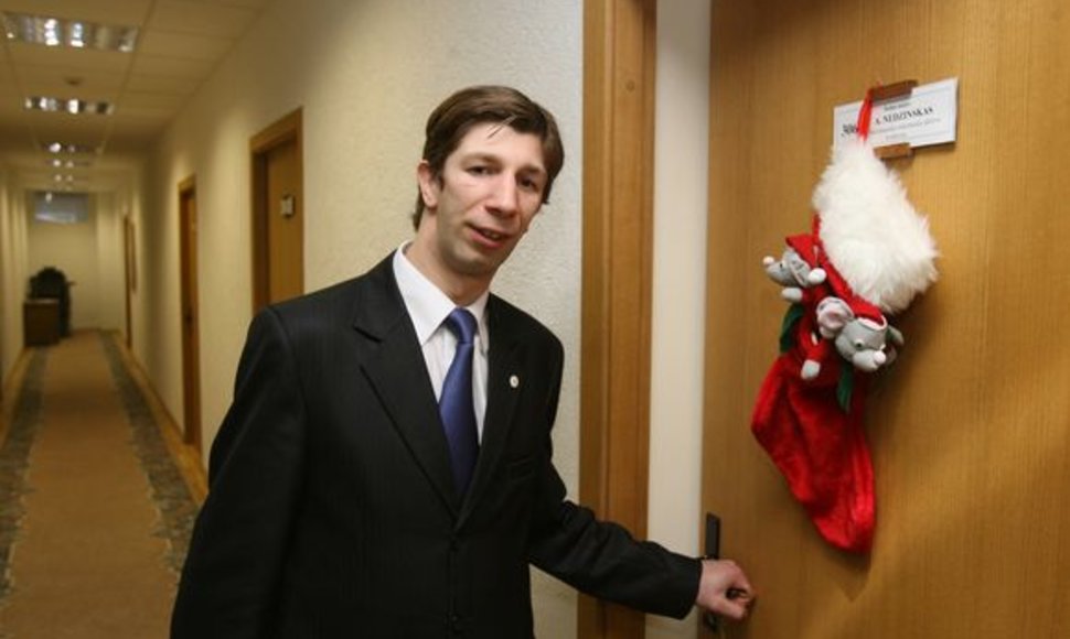 Antanas Nedzinskas prie savo kabineto durų