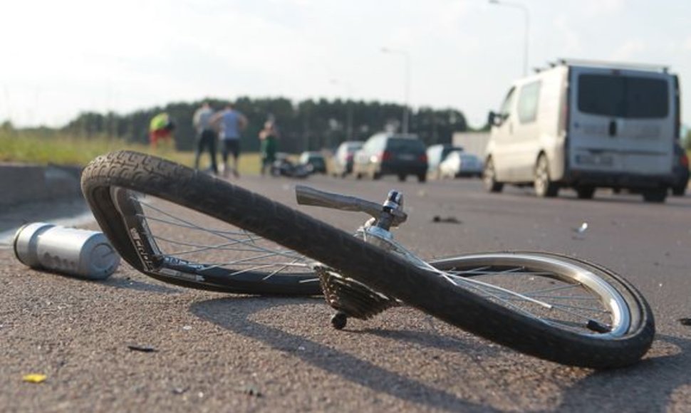 Du žmonės buvo sužaloti trečiadienio pavakare Vilniuje susidūrus motociklui ir dviratininkui.