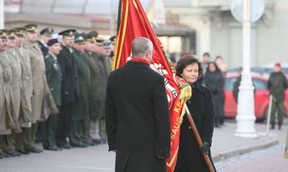Juozas Olekas perdavė krašto apsaugos ministro postą Rasai Juknevičieniai