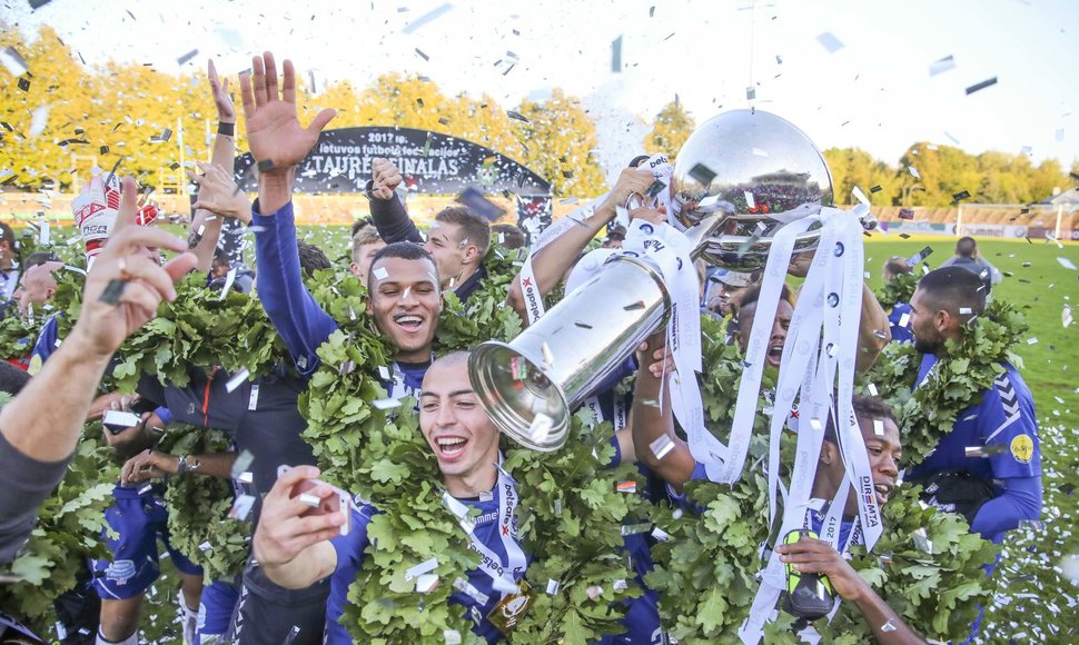 Kauno „Stumbro“ futbolininkai švenčia pergalę LFF taurės turnyro finale