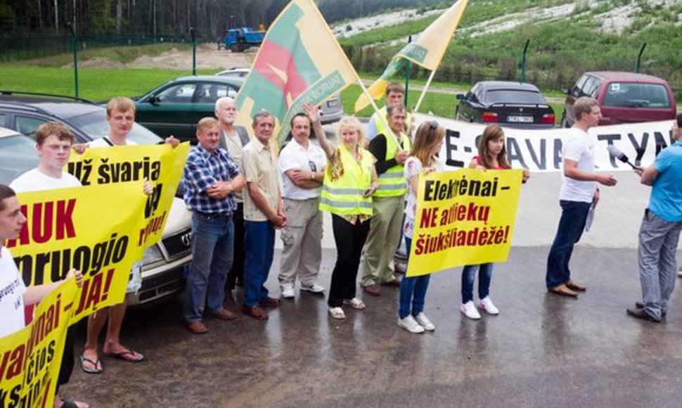 Kazokiškių sąvartyne ministrą ir merą pasitiko piketuotojai, teigiantys, kad Elektrėnai neturi būti Vilniaus sąvartynas.