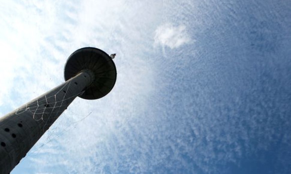 Į Vilniaus televizijos bokštą keliamas didžiulis, analogų pasaulyje neturintis simbolinis krepšinio krepšys.