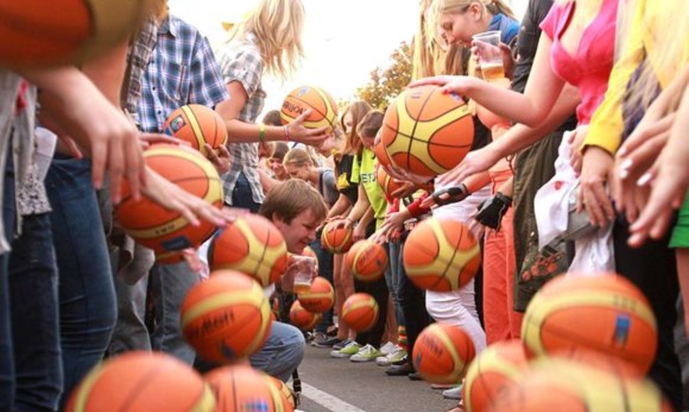 Lietuvos krepšinio sirgaliai siekė pasaulio kamuolio mušinėjimo rekordo.