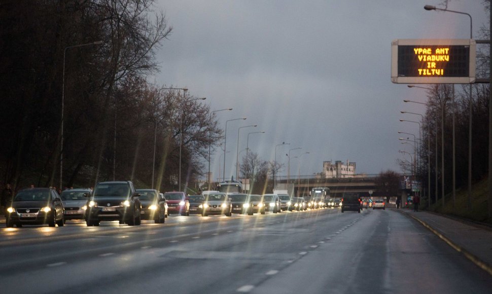 Vilniuje gatvės virto čiuožykla, žmonės įstrigo didžiulėse spūstyse