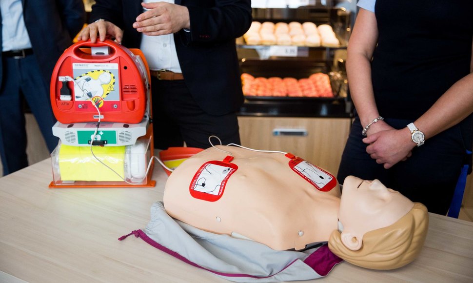Visose „Lidl“ parduotuvėse – gyvybes gelbstintys defibriliatoriai 