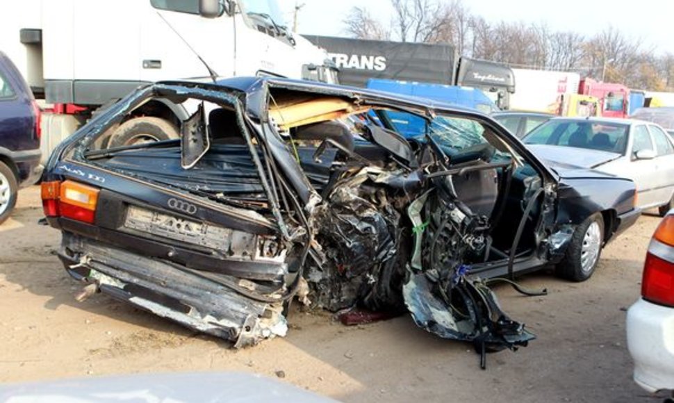 „Audi 100“ automobilis po avarijos