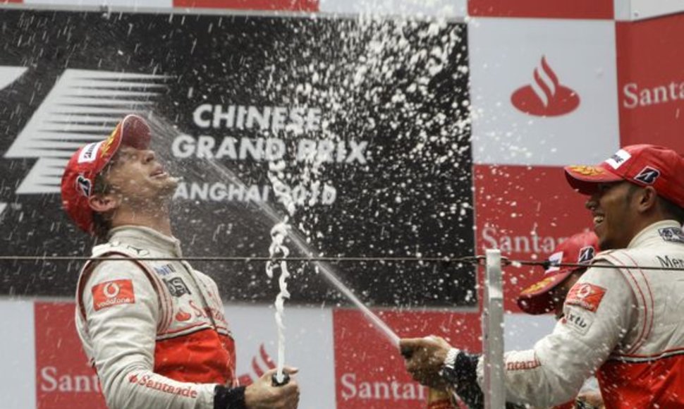 J.Buttonas ir L.Hamiltonas maudosi šampano pursluose