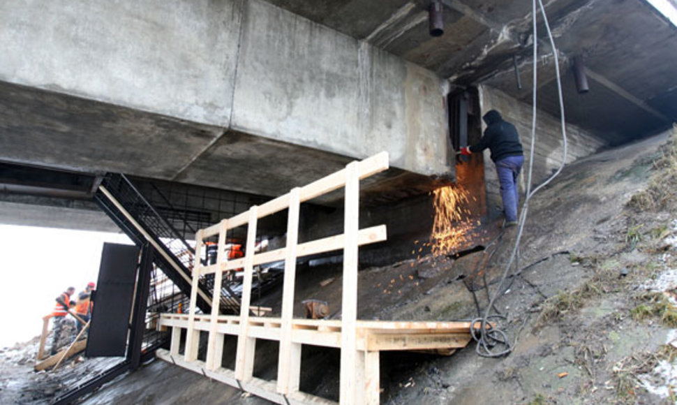 Pasak „Kauno tiltų“ vadovo, tilto remonto darbai turėtų būti baigti iki gegužės 30 dienos. (2009-01-26)